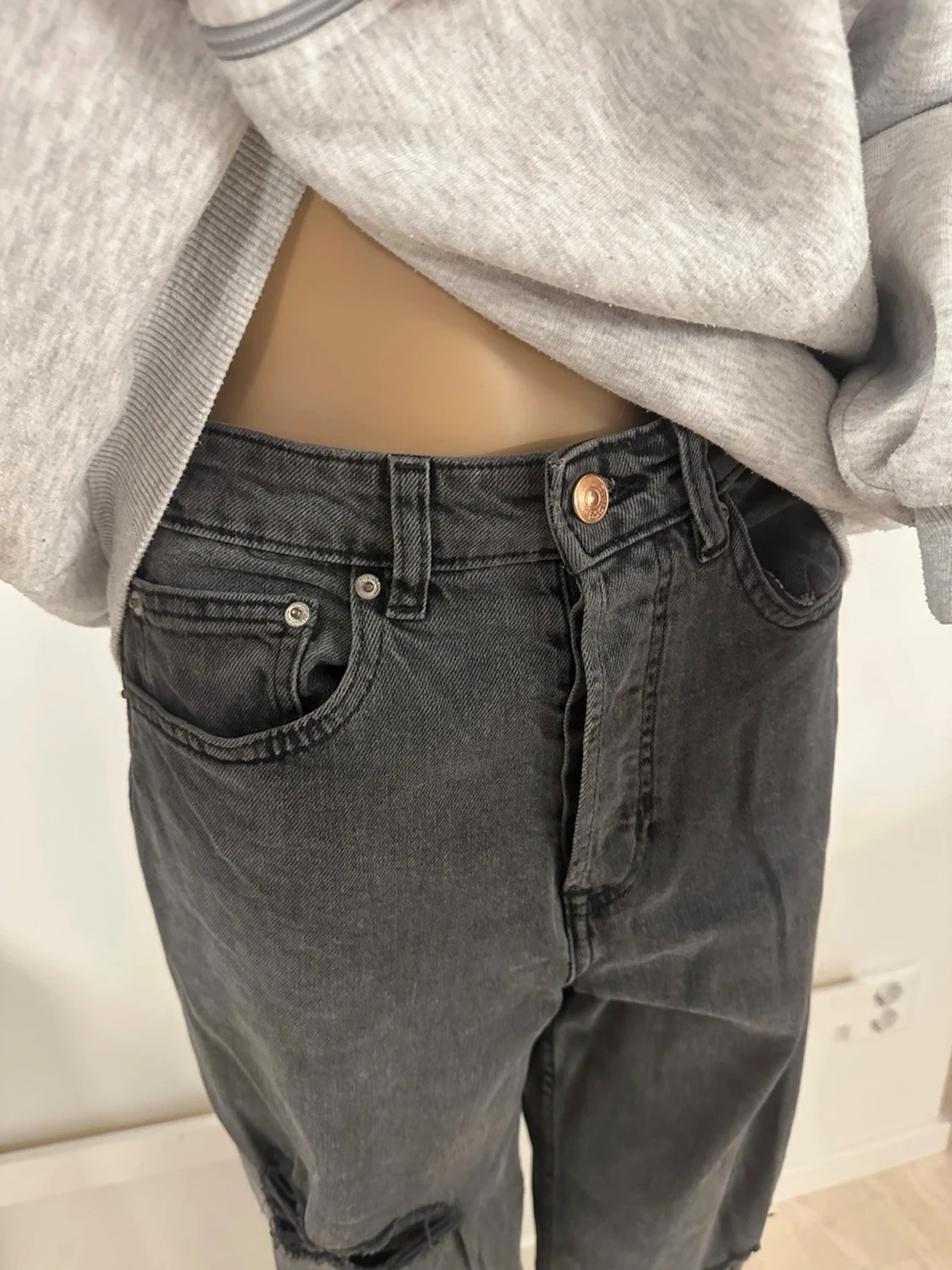 Svarta Levis 501 jeans med slitningar - 1