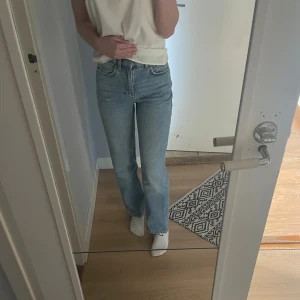 Blå raka jeans från Gina tricot - Säljer ett par klassiska blå jeans från Gina tricot i rak modell. De har hög midja och en straight fit som ger en avslappnad men snygg look. Bara att höra av sig vid frågor💓
