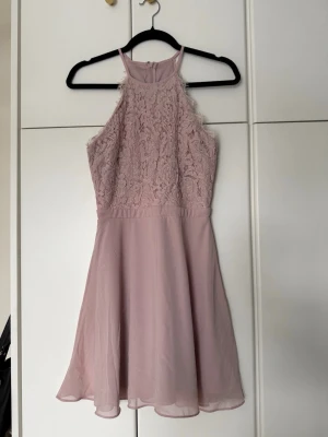 Rosa klänning  - Superfin rosa klänning från Nelly. Köpt för massa år sen men har inte kommit till användning mer än en skolavslutning. Skriv gärna om ni har några funderingar!