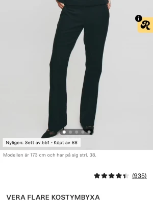 Svarta low waist bootcut kostymbyxor - Snygga svarta kostymbyxor med låg midja och boot cut. I storlek 38. Använda men inga defekter. Skriv privat för egna bilder eller mer information!! Originalpris 499.