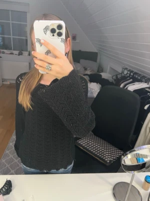 Svart stickad tröja från Vero Moda - Jättesöt svart stickad tröja från Vero Moda💓 Tröjan är jätteskön och perfekt för en snygg outfit💘 Pris kan diskuteras!