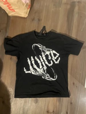 Vlone Juice Tee - Tvärfet vlone tröja i storlek M. Perfekt för dig som vill lyfta din outfit det lilla extra. Pris går att diskutera 