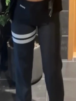 Svarta leggings stronger - Säljer ett par svarta raka leggings från stronger som jag inte längre använder🫶🏼🫶🏼xs s