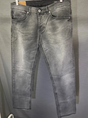 Dondup jeans - Säljer dessa sjukt feta dondup jeans! Size 36 sitter som 32-33! Modellen är 179. Hör av dig vid minsta fundering! Modell: George 🤩🙌