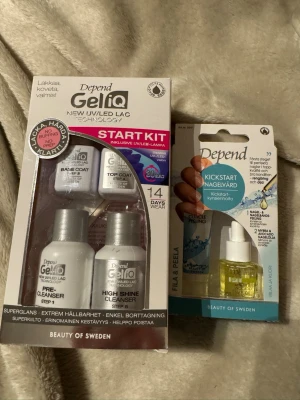 Depend GeliQ Start Kit & Nagelvård - Depend GeliQ Start Kit innehåller UV/LED-lack, base coat, top coat, pre-cleanser och high shine cleanser för gelnaglar. Kickstart Nagelvård-setet har nagel- och nagelbandspeeling samt myrra & avokadoolja. Perfekt för dig som vill fixa snygga naglar hemma.