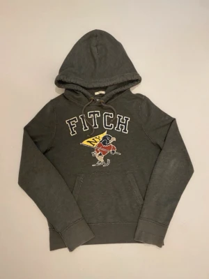 Vintage Abercrombie & fitch hoodie S - Grå/svart Vintage Abercrombie and fitch hoodie archive //  Storlek S //  Längd 64cm  Axelbredd 42cm  Armlängd 70cm  Mycket bra skick //  Skriv vid minsta fråga eller fundering💯🤝