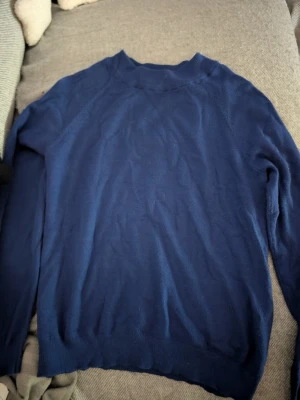 Blå stickad tröja från Vero Moda stl xs - Mysig blå stickad tröja från Vero Moda i storlek XS. Enkel design med rund halsringning och långa ärmar. Perfekt att slänga på sig när det är lite kyligare ute. Fint skick