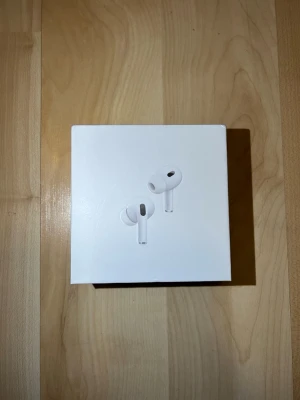 AirPods Pro (2:a generationen) – nya & oanvända - Säljer ett par helt nya och oanvända AirPods Pro med orginal förpackningen och produkten aldrig använd.   Aktiv brusreducering  Transparensläge  Fantastisk ljudkvalitet  Original laddare medföljer  Perfekta som present eller till dig själv. Kan skickas. Snabb affär prioriteras. Hör av dig vid frågor och funderingar