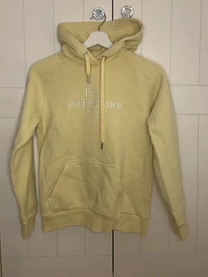 Fin peak performance hoodie. - !!Pris kan diskuteras!! Tvättas innan leverans. 