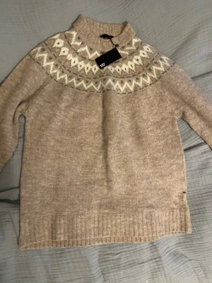 Beige stickad polotröja från 157 - Mysig beige stickad polotröja från lager 157. Helt ny, lappen är kvar ny pris 200kr. skriv om ni undrar om något 💕(läs min profil)