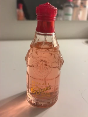 Versace Red Jeans parfym - Versace Red Jeans är en ikonisk parfym med ungdomlig känsla och färgstark design. Perfekt för dig som vill sticka ut och addera en touch av energi till din stil.