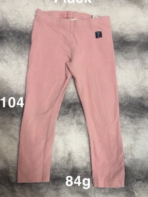 Rosa leggings från Polarn O. Pyret - Säljer ett par ljusrosa leggings från Polarn O. Pyret med liten logotyp på höften och justerbar midja med knapp. Perfekta till både chill och lek! 🌸 Fläck. Storlek 104