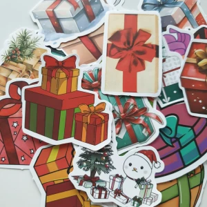 25st presenter klistermärken/stickers  - Klistermärken/stickers Motiv: present, födelsedagspresent, julklappar  Antal: 25st Skick: ny/oanvänd  Kul att använda till pyssel, scrapbooking och annat. Kan tex användas till att dekorera din bärbara dator, anteckningsbok, resväska, etc. 