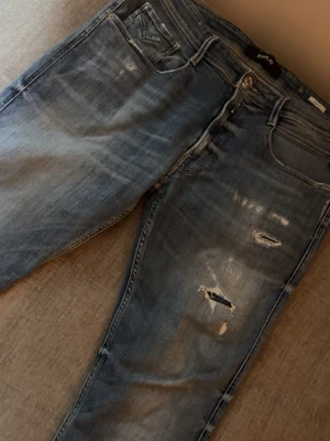 Replay jeans - Säljer dessa feta jeansen ifrån märket replay, jävligt sköna jeans feta till vardagen,fester,jobbet,  jeansen är i storlek W36 L32 men de sitter som W33/W34, bara att höra av sig vid frågor 😄
