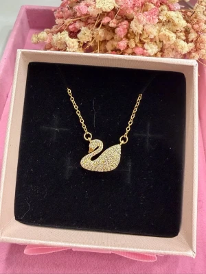 Rostfritt stål halsband  - Väldigt fint halsband i rostfritt stål ✨ Elegant halsband dekorerat med gnistrande zirkon-strass. Tidlös design som passar perfekt till både vardag och fest.  🎁 Perfekt som present till dig själv eller någon du tycker om.