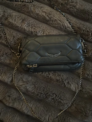 Zadig och Voltaire  - Nu säljer jag min fina Zadig väska som är perfekt om man inte vill ha en förstor väska. Köpte från zarlando. Har lite slitningar men inget man tänker på. Pris kan apsolut diskuteras.💕💕