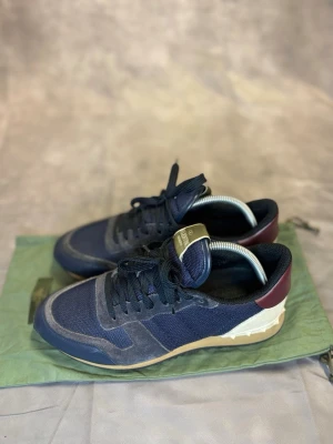 Valentino Rockrunners | Storlek 42 - Valentino rockrunners i storlek 42. helt galet snygg colorway! Skicket är mycket bra. Naturligtvis äkta ⭐️Dustbagen följs med