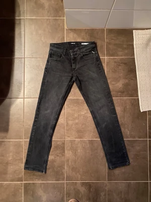 Replay  - Hej! Jag säljer ett par svarta Replay jeans.  Jeansen är i bra skick har inte använt dom så mycket. Modellen heter Grover straight fit men sitter ganska likt anbass. W28 L32 Hör av dig vid minsta fundering. 