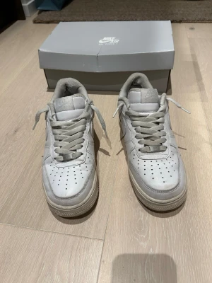 Nike Air Force 1 - Säljer ett par välanvända Air Force men som har mycket liv kvar. Ni ser skick enligt bilderna. Fortfarande fina på ”lädret” största deffekterna är hälarna på insidan och hål i sulan. 