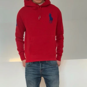 Ralph Lauren Hoodie Big Pony - Säljer en sjukt fet Big Pony hoodie från Ralph Lauren!! Hoodien är i mycket bra skick utan nåra defekter då den tagits väl hand om. Den är i strl S och sitter även som de och hör gärna av er vid frågor eller funderingar!!