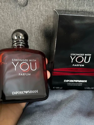 Stronger With You Parfum 100ml - Emporio Armani Stronger With You Parfum, 100 ml. En elegant och modern doft i en stilren flaska. Tillverkad i Frankrike. Perfekt för dig som vill sticka ut med en exklusiv touch.