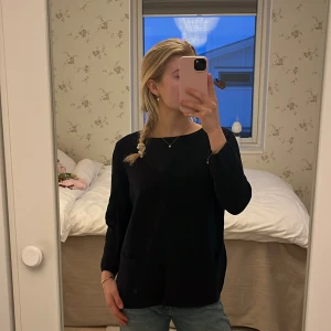 : Black COS Top with Pockets - Size 36 - Elegant and Versatile - Classic black top from COS, size 36, in excellent condition. This top features a sleek and timeless design, complete with two small front pockets for added detail and practicality. Perfect for various occasions, it's versatile enough to dress up or down, making it a staple piece in any wardrobe. Gently worn, well-maintained, and ready for its new owner! International shipping available, feel free to ask any questions. 