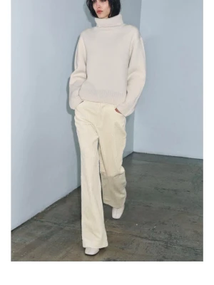 Vida ljusa manchesterbyxor - Säljer ett par ljusa, vida manchesterbyxor med hög midja. Ifrån Zara. Slutsålda🙌🏼