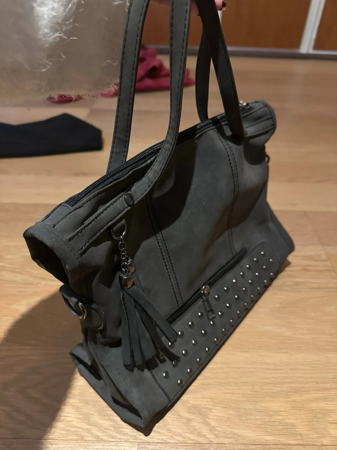 Mörkgrå mocka handväska med nitar och tofsar - 1
