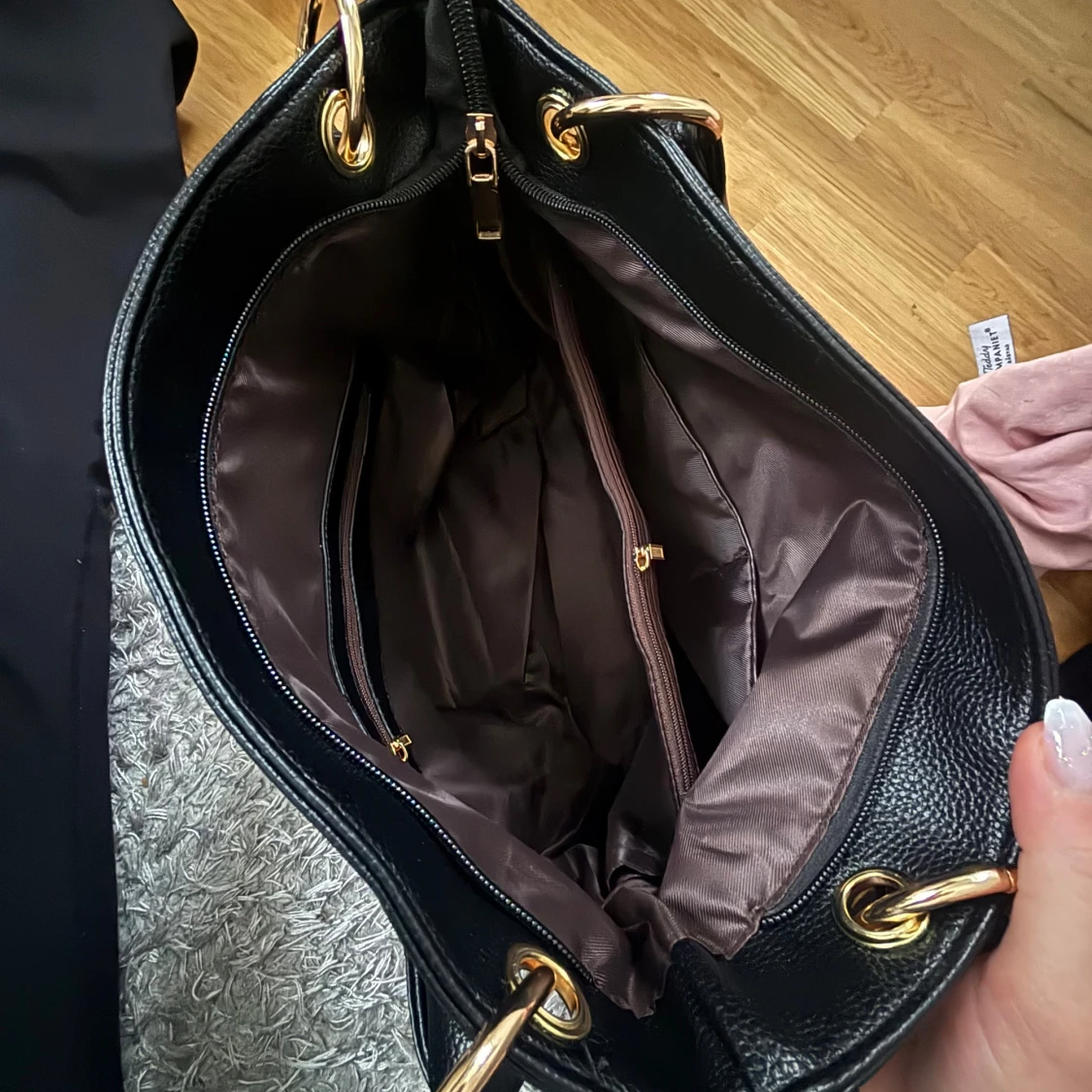 Svart handväska med gulddetaljer - 2