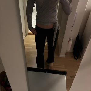 Grå omlottkofta från Röhnisch - Säljer en tunn och mjuk grå omlottkofta från Laget 157. Koftan har långa ärmar och knytband i sidan för en snygg passform. Perfekt till lager på lager och enkel att styla med olika outfits. Den är i storlek M men passar xs-s också. Pris kan diskuteras vid snabb affär