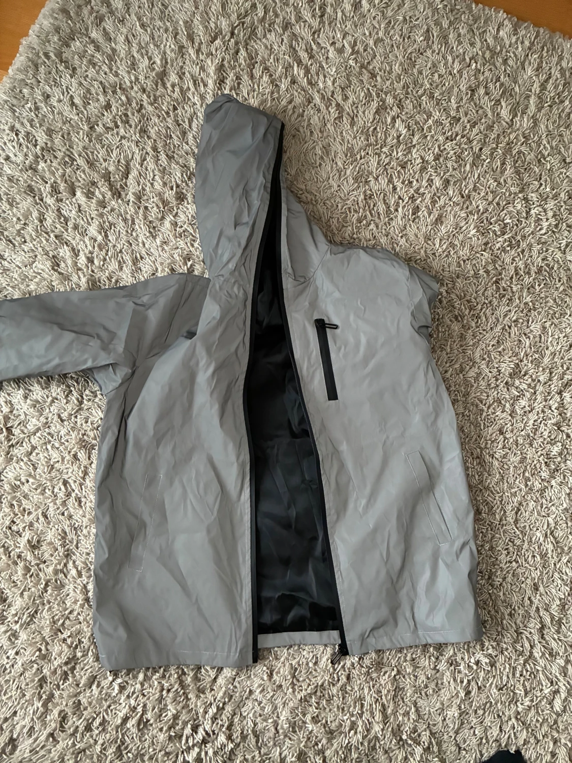 Grå vindjacka med huva