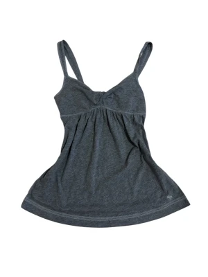 Mörkgrå vintage babydoll linnetopp Abercrombie & Fitch - Säljer en mörkgrå linnetopp från Abercrombie & Fitch. Toppen har smala axelband, lätt rynkad byst och en liten broderad logga längst ner. Tillverkad i mjuk bomullsmix och har en avslappnad passform som är perfekt för varma dagar.