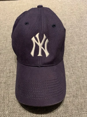 Keps - I nyskick, jättefin. 58 cm