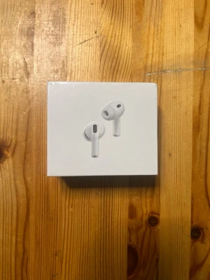 AirPods Pro 3 - identiska  - Säljer ett par Apple AirPods Pro 3 i oöppnad originalförpackning (kopia). Trådlösa hörlurar med aktiv brusreducering och hög ljudkvalitet. Perfekt för både musik och samtal. Förpackningen är i nyskick utan synliga skador. Fick den i jul men har inte behövt använda den därmed att jag redan har ett annat par. Nypris (äkta) 2995kr & pris går att diskuteras. Det är även den bästa top kvaliten som just nu finns för AirPods Pro 3 som är kopior.