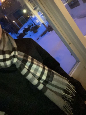 Burberry scarf/halsduk  - Säljer en fet burbery scarf i färgen grå,skick:9/10, Pris:449, självklart äkta, vid frågor eller funderingar är de bara och höra av sig ‼️Materialet är 100% lammmull och är riktigt skön att ha på sig.