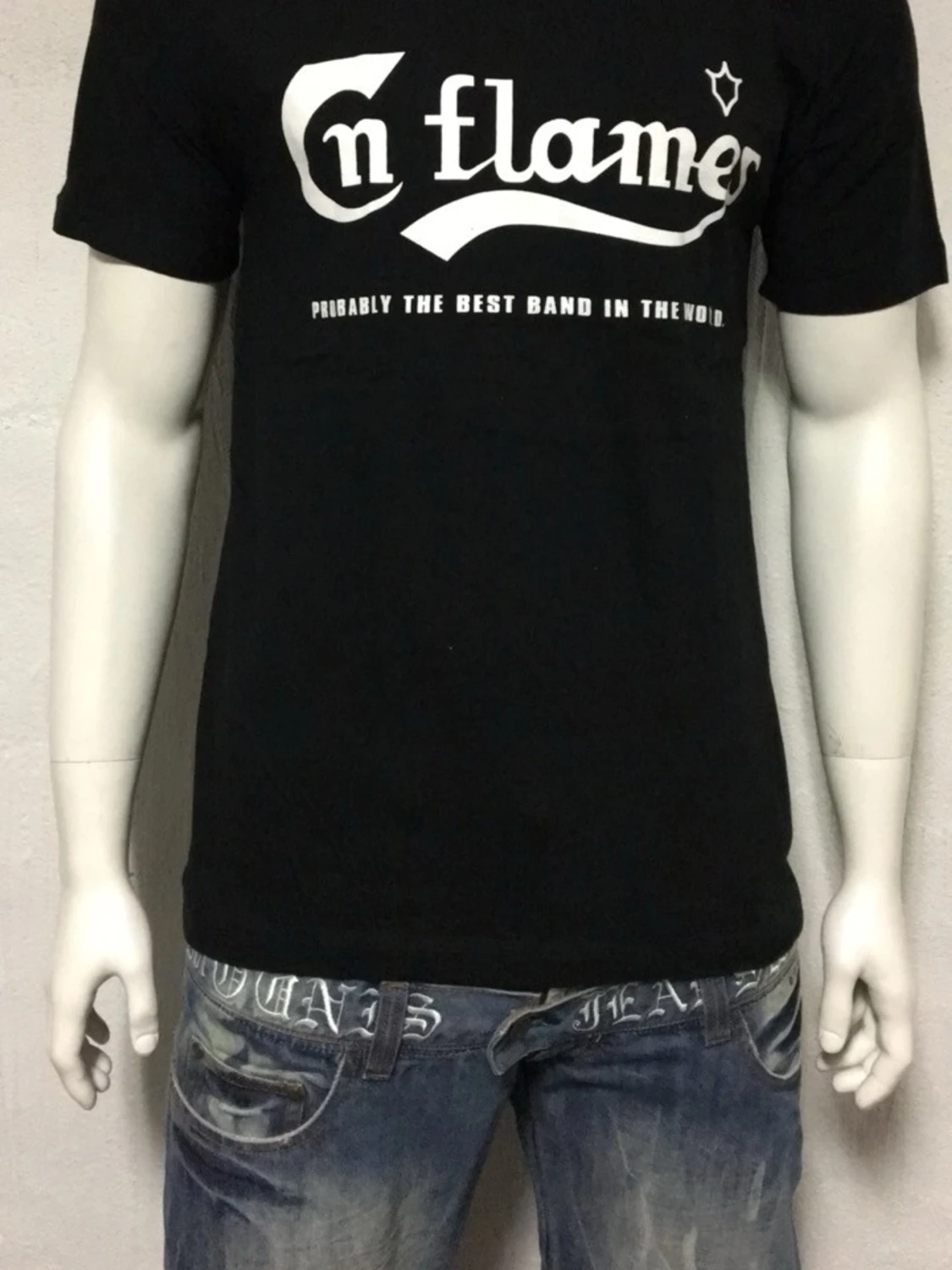 In flames T-shirt i storlek XS.