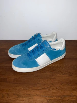 Valentino flycrew - Säljer dessa Valentino flycrews,riktigt fint skick, alla nitar kvar.