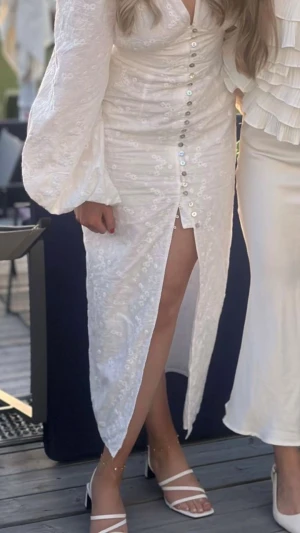 Underbar klänning från Adoore!! - Säljer denna populära klänningen från Adoore! Strl 36 och är endast använd 2-3 ggr. Jag är ca 167cm. 