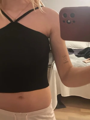 Svart korsatt linne  - Svart korsatt linne från vero moda 