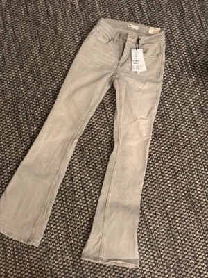 Gråa Bootcut Jeans - • Helt nya oanvända bootcut jeans från Gina Tricot med prislapp på! • Storlek 34  • Köpta för 499 kr  Pris kan diskuteras vid snabbt köp 😊🤍