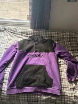 Santa Cruz hoodie - Ny santacruz hoodie, knappast använda och köpte den för 799kr