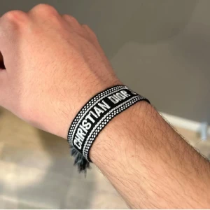 Dior armband  - Passa på o köpa nu när det är fri frakt!