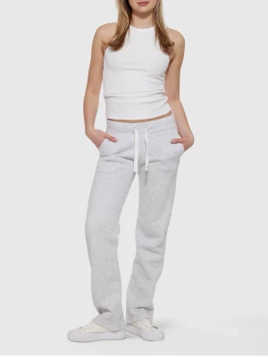 Russemerch sett - Säljer mitt ljusgråa knappt använda Russemerch sett som jag köpa förra året. Byxorna är xs tall och tröjan är xxs men funkar lika bra som en xs. Säljer hela setet för 700kr. Annars byxorna 300 kr och tröjan 500kr. Skriv privat för egna bilder. Är 173 och setter sitter bra på mig. Inga defekter på något av plaggen 💕