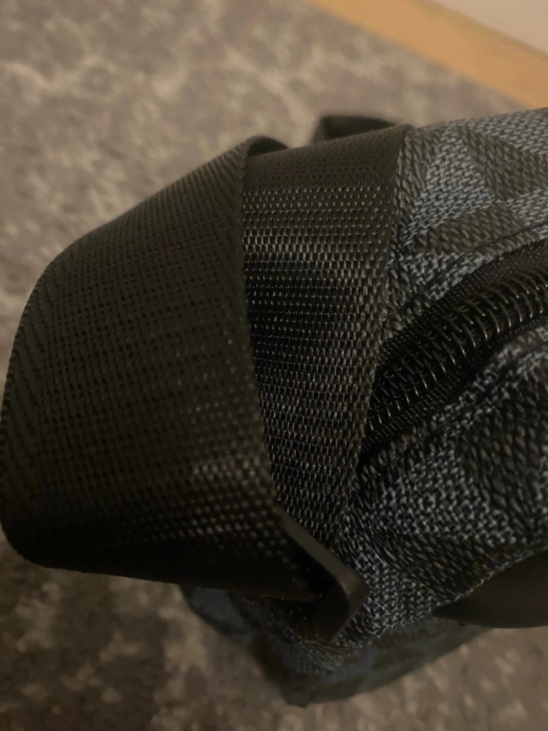 Svart och grå axelväska med mönster - 3