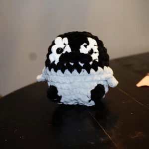 Virkad gosedjurspingvin - En virkad gosedjurspingvin i mjukt material.   Gosedjuren lämpar sig inte för små barn då ögonen är känsliga och kan falla av om man ej är försiktig.