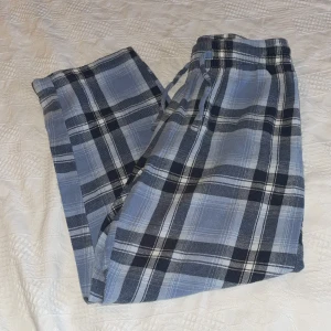 Blå rutiga pyjamas byxor - Dessa använda sparsamt av ett barn så i nyskick.100% bomull och kan även användas som mjukis byxor.Passar både kille och tjej.