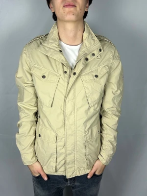 Woolrich Fieldjacket  - Size: L Skick: 9/10, väldigt bra utan märkbara defekter. Retail pris: 4000kr (+). Modellen är 185cm och väger 78kg. Hör av dig vid frågor eller funderingar! 