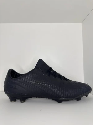 Nike Mercurial vapor 11 - Vi säljer ett par Nike mercurials  Skick: 8/10 Storlek:45 Nypris:3000kr Har du eventuella frågor eller vill ha fler bilder, FRÅGA!