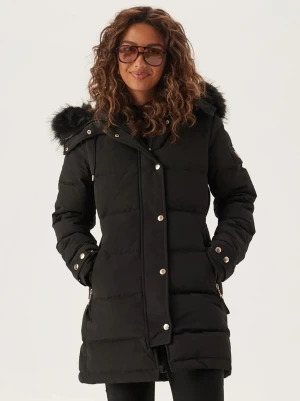 Svart Hollies jacka med fuskpäls - Säljer en svart lång pufferjacka med huva och fuskpälsdetalj. Jackan är använd endast en vinter och är mycket välbehållen. Nypris. ca 5000kr