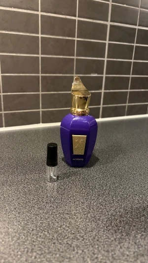 Xerjoff Accento  - Xerjoff Accento – elegant och fruktig doft med friska ananasnoter, blommiga inslag och mjuk mysk. 📦 Prov/test på 2 ml – perfekt för att testa innan köp.